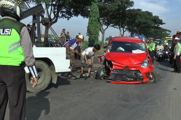 Kecelakaan Karambol di Kendal, Ambulans Angkut Jenazah Dihantam Calya
