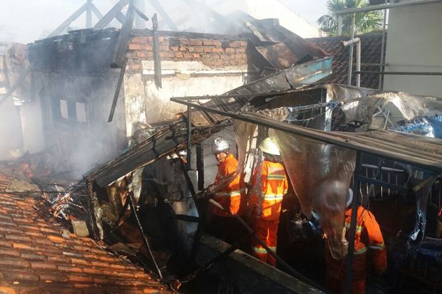 Rumah Ini Terbakar Saat Pemiliknya Antar Anak Sekolah