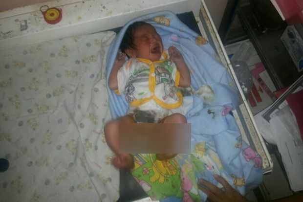 Bayi Laki-laki Ini Ditemukan di Depan Kios