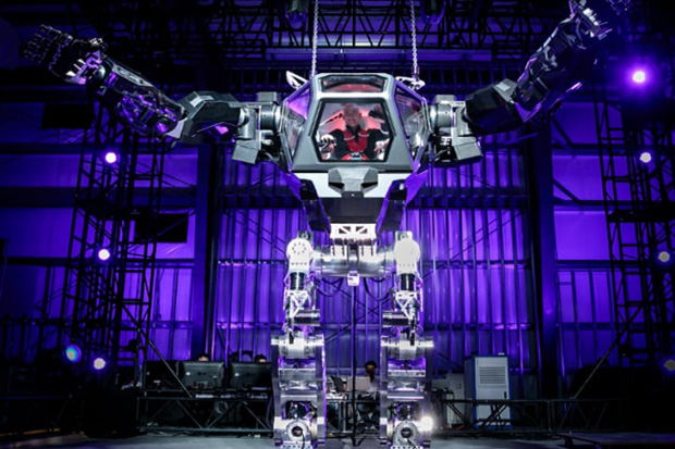 Aksi Bos Amazon Kendalikan Robot Transformers