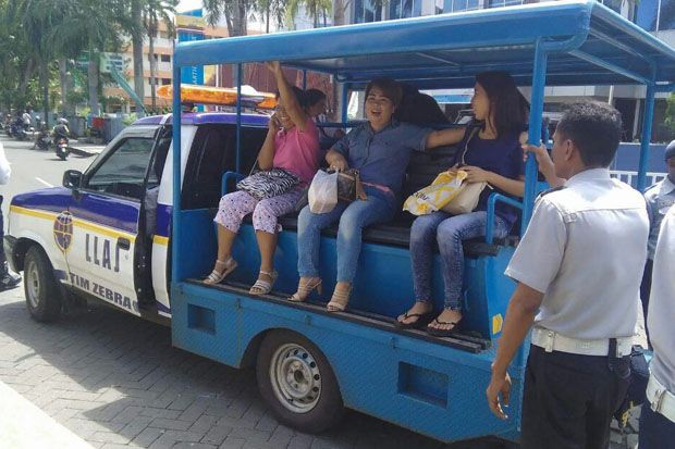 Sopir Angkot Mogok, Mobil Patroli Polisi - Dishub Jadi Angkutan Umum