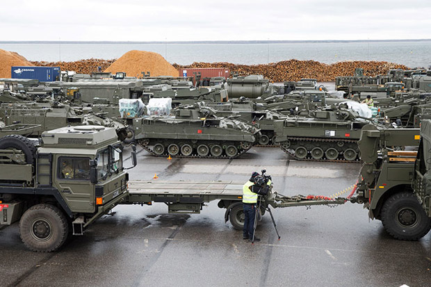Lebih dari 100 Kendaraan Militer NATO Tiba di Estonia