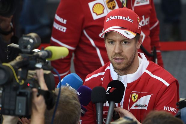 Hamilton: Biasanya Vettel Menebar Sensasi, Sekarang Tertutup