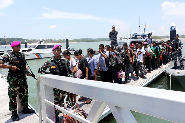 Kapal Tenggelam, 33 TKI Ilegal Terdampar di Pulau Panjang