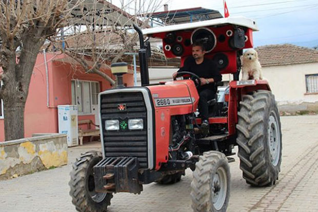 Petani Turki Habiskan Rp26 Juta Untuk Sound System di Traktor