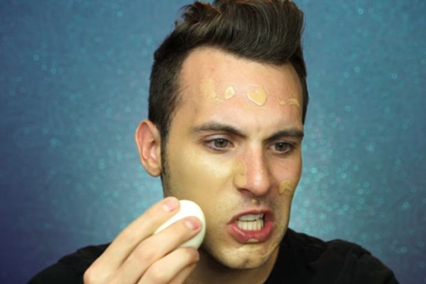 Unik! Telur Rebus Digunakan untuk Aplikasikan Make Up