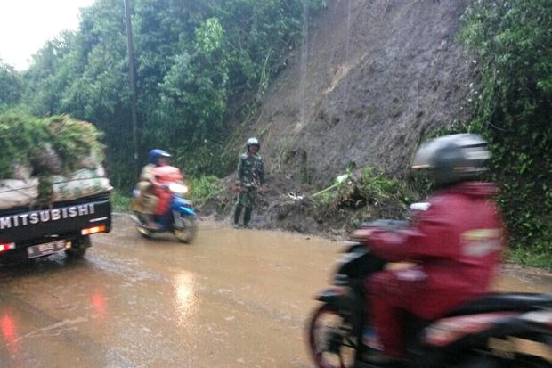 Hati-hati, Jalan Malang Menuju Batu Licin Pasca-Longsor