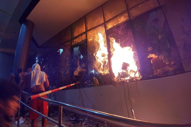 Demonstran Paraguay Mengamuk, Gedung Kongres Dibakar