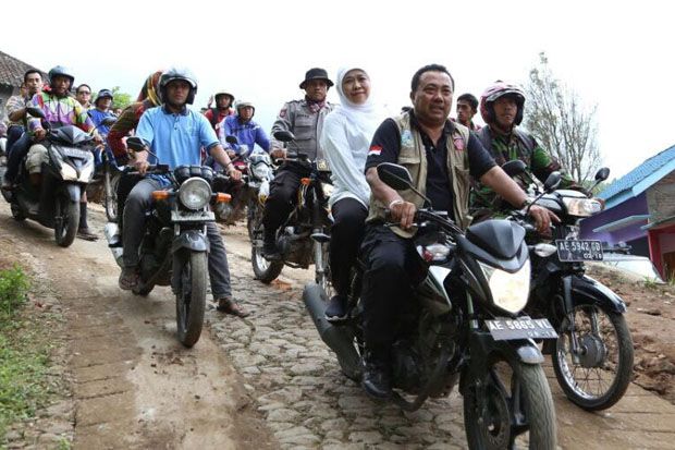 Bonceng Sepeda Motor, Mensos Tinjau Korban Bencana Alam