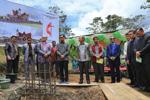 JR Saragih Dukung Pembangunan Gereja Bersejarah di Parapat