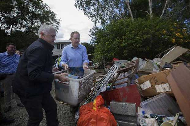Warga Australia Bersihkan Sampah Akibat Banjir