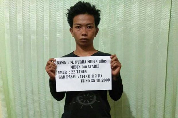 Kelabui Polisi, Pemuda ini Sembunyikan Sabu-Sabu di Sandal