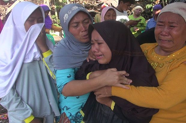 Tiba di Kampung Halaman, Jenazah TKW Korban Perdagangan Orang Disambut Isak Tangis Keluarga