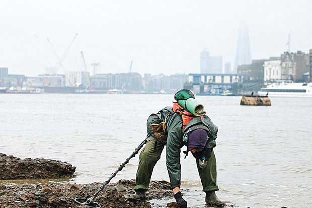 Mencari Harta Karun di Tepi Sungai Thames