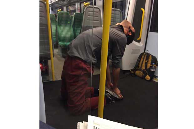 Pria Inggris Rutin Yoga 20 Menit di Gerbong Kereta