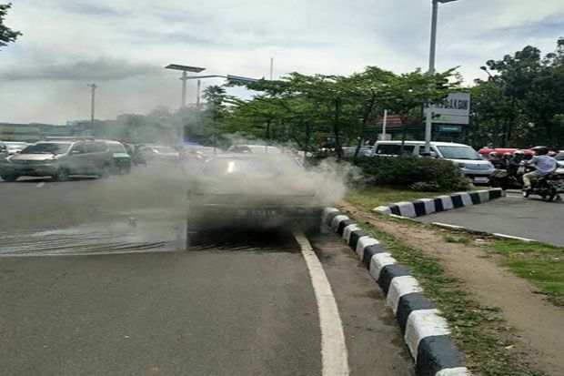 Korsleting Listrik, Mobil Sedan Terbakar di Jalan
