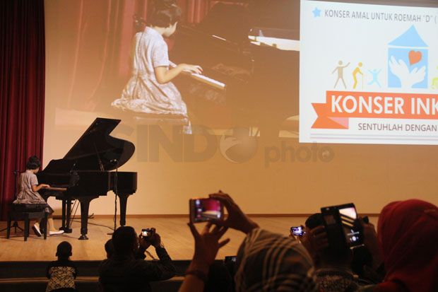 Tunanetra, Zizi Pukau Penonton Konser Inklusi dengan Pianonya