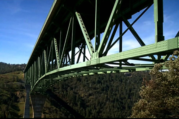 Tragis, Wanita Jatuh dari Jembatan Tertinggi California Saat Selfie