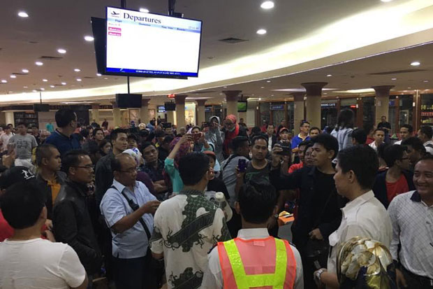 Ratusan Penumpang Pesawat Marah-marah di Bandara Adi Sutjipto