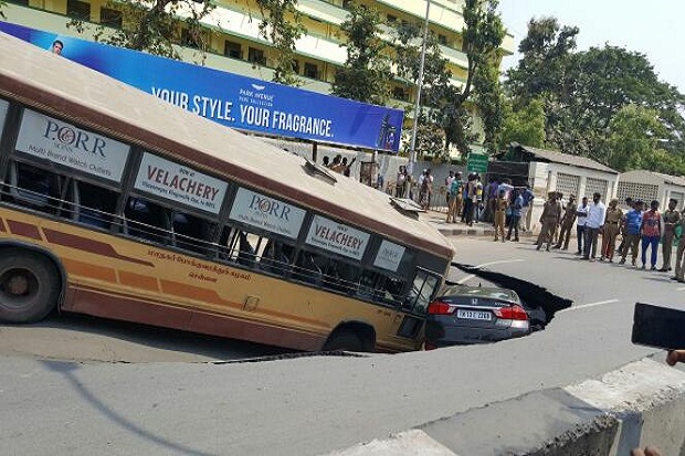 Lubang Raksasa Jalan di India Menelan Mobil dan Bus