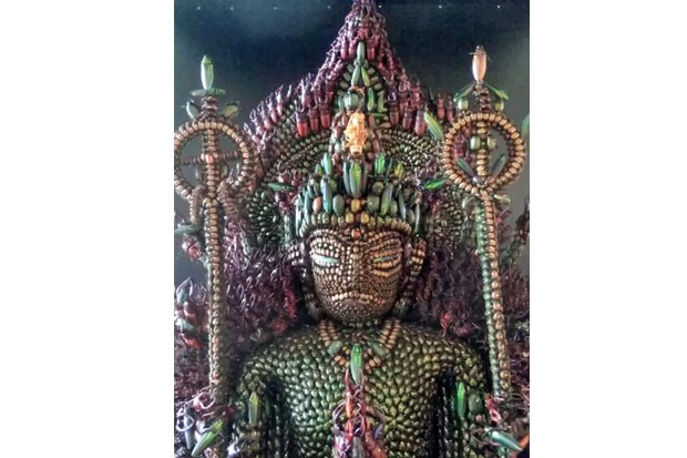 Ciptakan Patung Buddha dari 20.000 Kumbang