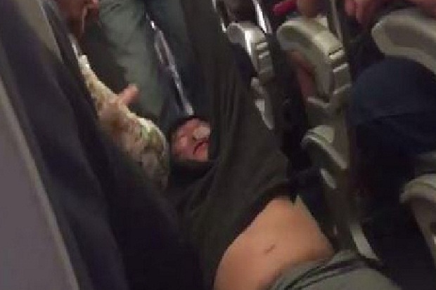 Penumpang United Airlines Diseret Aparat hingga Berdarah-darah