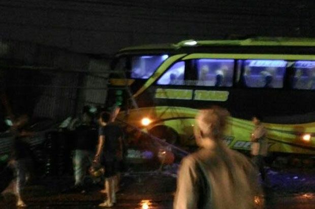 Bus Tabrak Rumah, Sopir Meninggal karena Terjepit