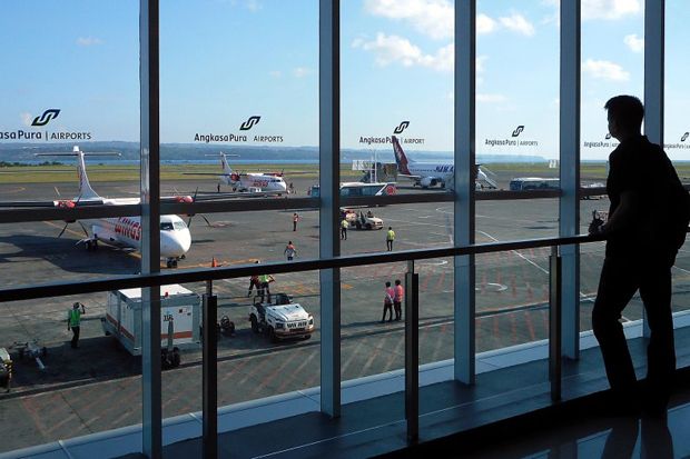 Bandara Sam Ratulangi Hibur Penumpang Anak-anak Saat Hari Paskah
