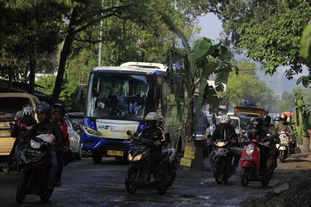 Jalan Rusak Parah, Warga Tanam Pohon Pisang di Jalan Raya Banjaran-Baleendah