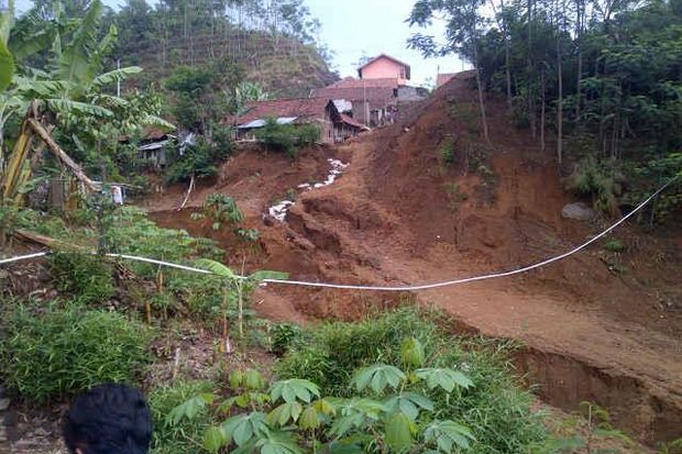 Retakan Tanah di Bojonegoro, Belasan Warga Diungsikan