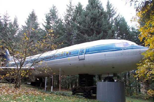 Ubah Pesawat Boeing 727 Jadi Rumah di Tengah Hutan
