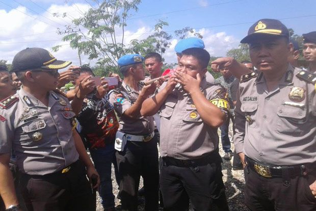 Demo Ricuh, Satu Polisi Terluka Dipukul Tiang Bendera