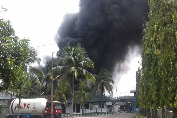 Gudang Pabrik Percetakan Kertas Diamuk Api, 2 Karyawan Terbakar