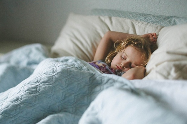 4 Manfaat Tidur di Bawah Selimut Tebal