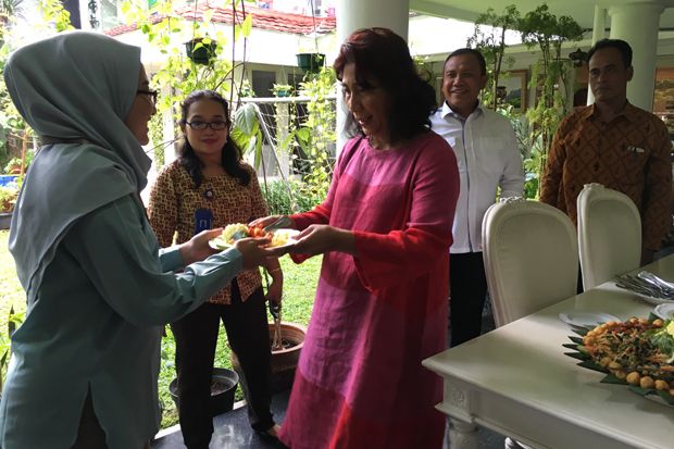 Menteri Susi Rayakan Hari Kartini dengan Potong Tumpeng