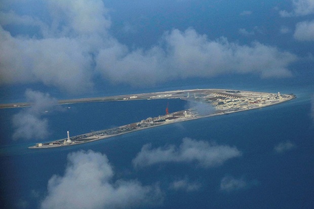 China Tantang Pesawat Pembawa Menhan Filipina di Pulau Sengketa