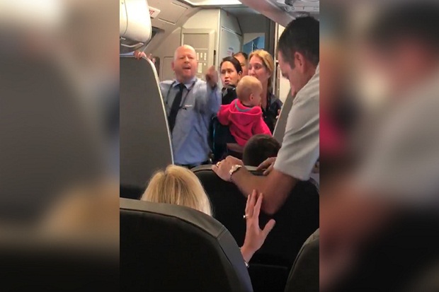 American Airlines Minta Maaf usai Penumpang dan Bayinya Dihardik