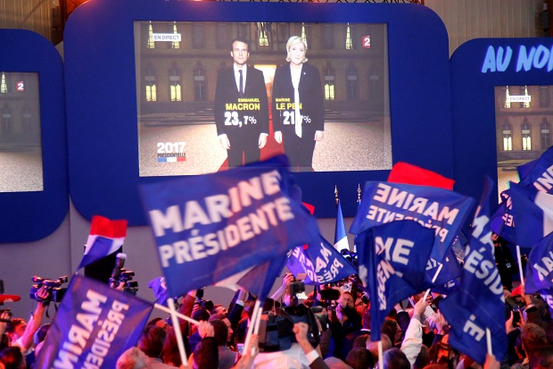 Marie Le Pen Sebut Macron Sosok Lemah