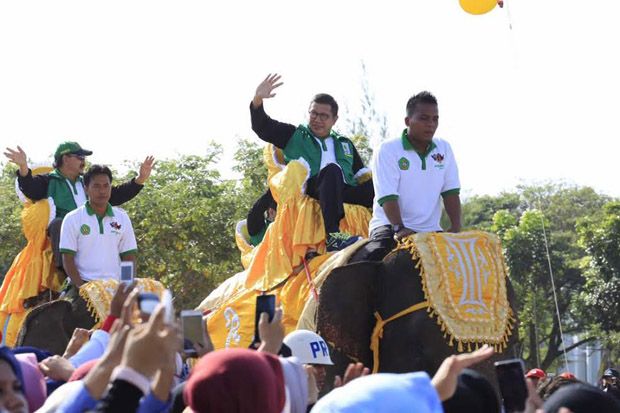 Buka PIONIR di Aceh, Menteri Agama Tunggangi Gajah