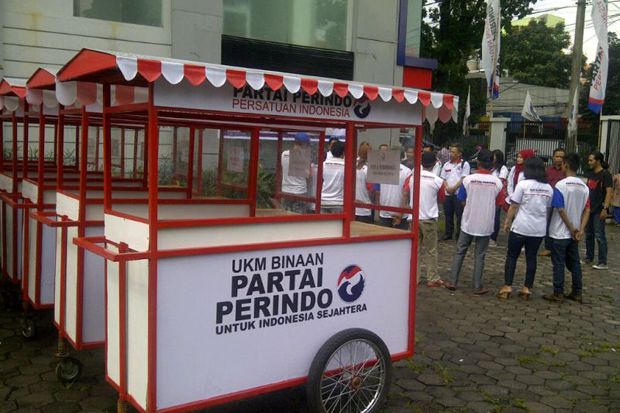 Partai Perindo Makassar Serahkan Gerobak kepada Para Pedagang