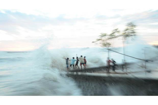 Dampak Badai Frances, Gelombang Laut di Kolbano Mencapai 6 Meter