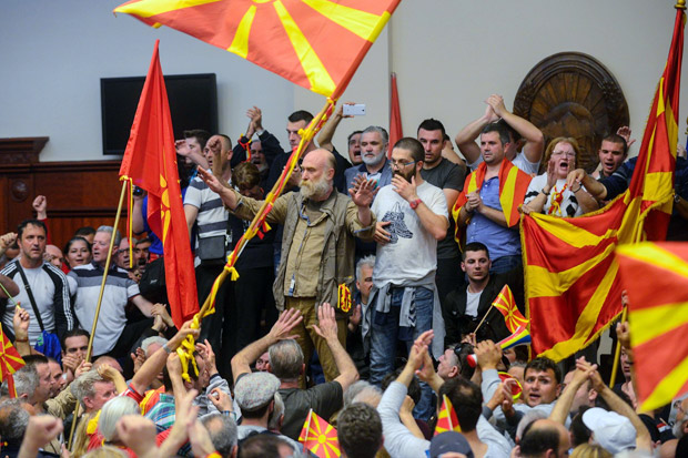 Demonstran Serang Parlemen Macedonia dan Pukuli Legislator