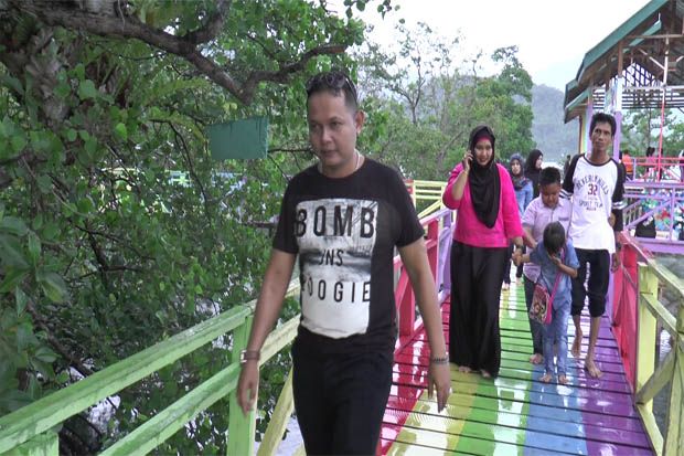 Menikmati Indahnya Sore di Atas Jembatan Pelangi Hutan Mangrove
