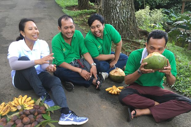 Menteri Rini Tinjau Kawasan Perkampungan di Bogor Saat Jalan Pagi