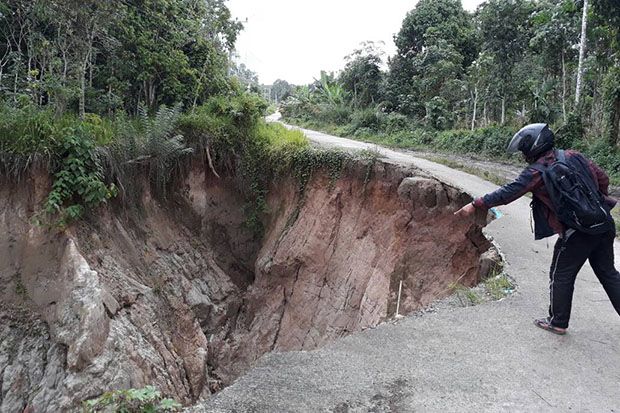 Longsor Jalan Makin Meluas, Keselamatan Pengendara Terancam