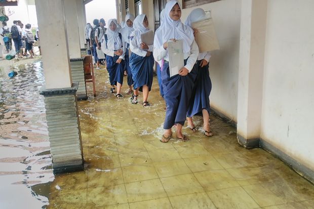 Siswa SMPN 3 Tirto Ujian Nasional di Tengah Banjir