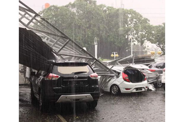 Hujan Deras dan Angin Kencang Terjang Bandung, Mobil Tertimpa Kanopi