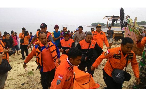 Perahu Nelayan Ditabrak Pinisi, 1 Tewas