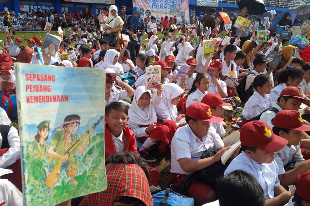 Belasan Ribu Siswa di Bandung Catat Rekor Membaca Secara Senyap