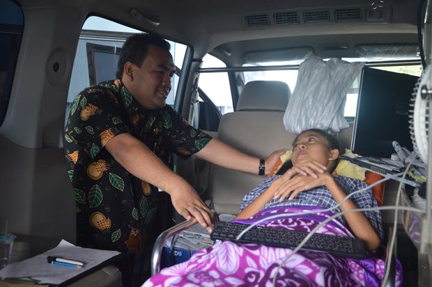 Kelainan Tulang Punggung, Siswi Berprestasi Ujian di Ambulans